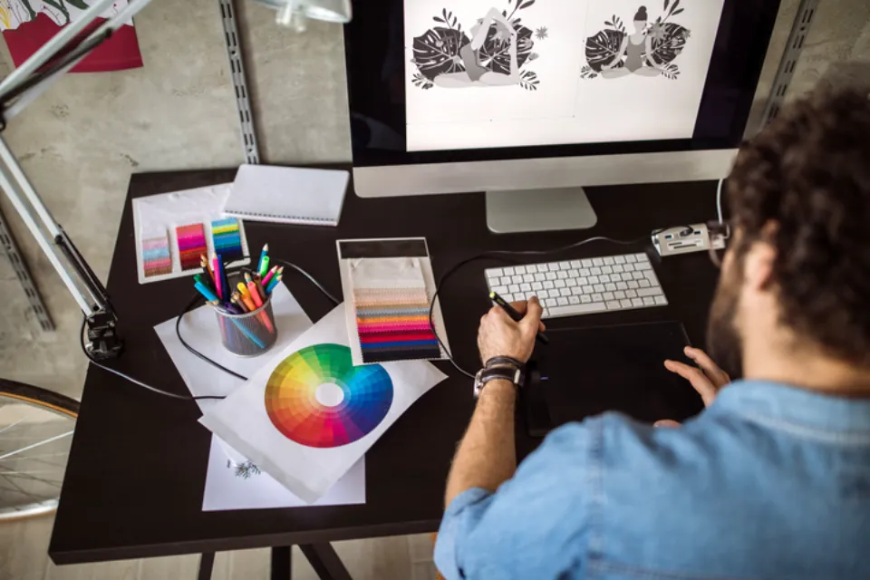 How to Become An Advertising Designer